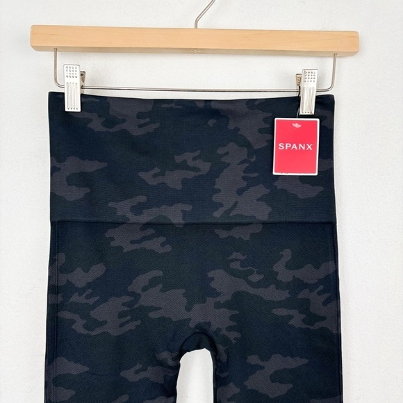 NWT SPANX Look At Me Now Black Camo Leggings Sz M - Picture 6 of 9
